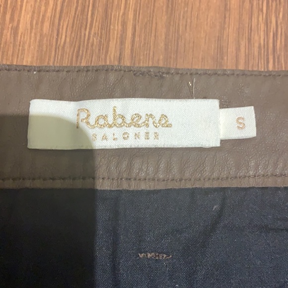 Brand new, never been worn. 100% lamb skin leather skirt. - Picture 3 of 5